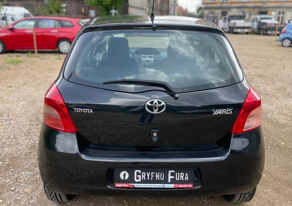 Toyota Yaris cena 17500 przebieg: 177000, rok produkcji 2007 z Świętochłowice małe 667